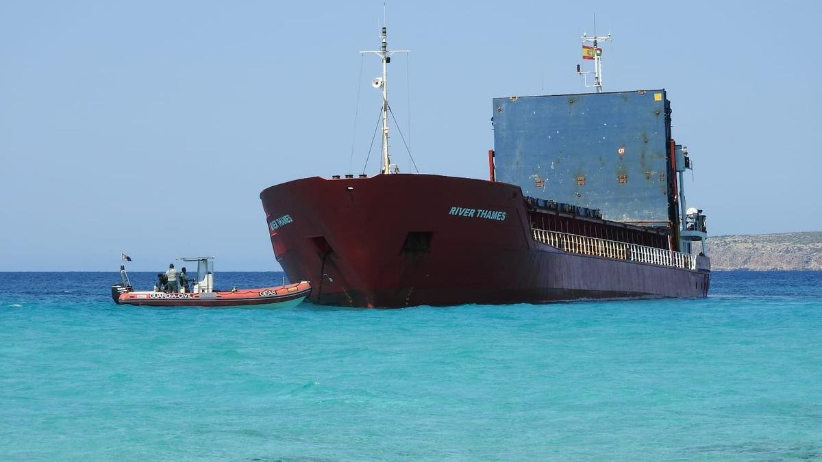 El buque mercante River Thames encalla en Formentera