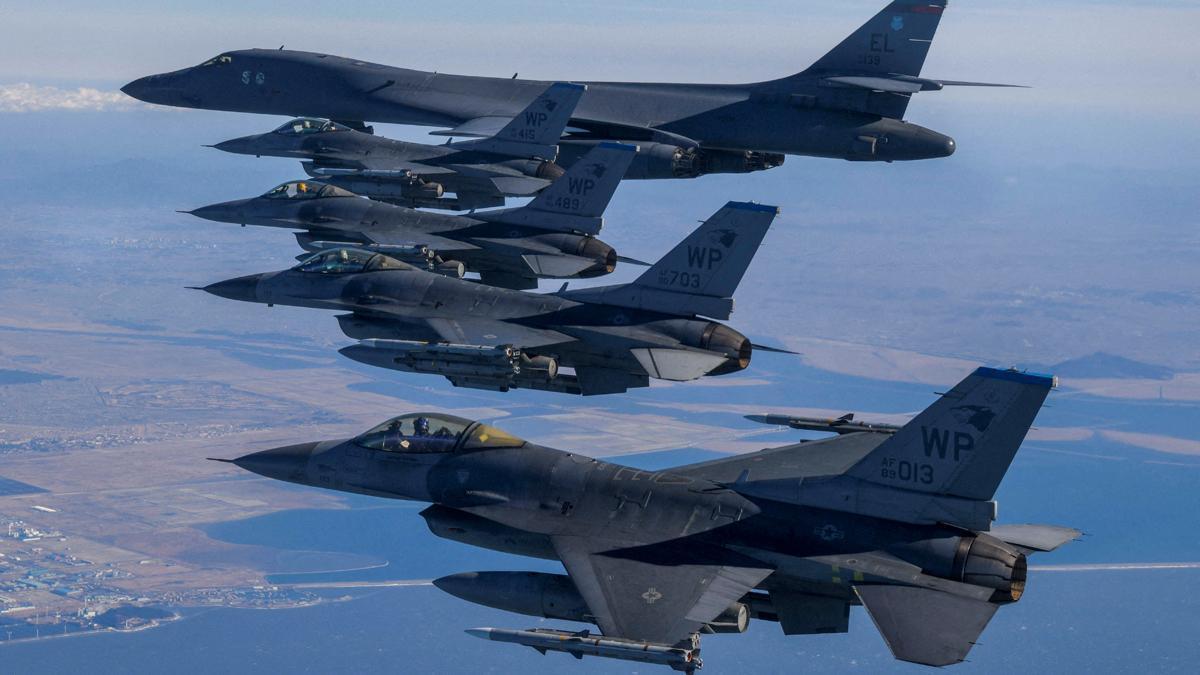 Varios caza F-16 y un Air Force B-1B de Estados Unidos.