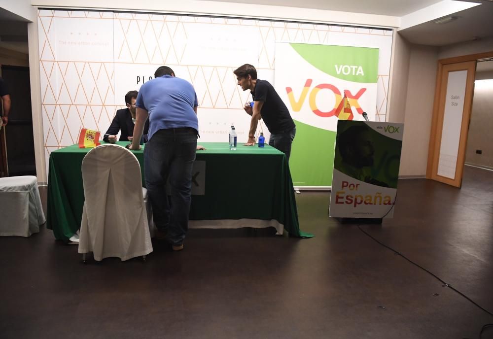 El candidato de Vox por A Coruña, Miguel Ángel Fernández, tras conocer los resultados electorales.