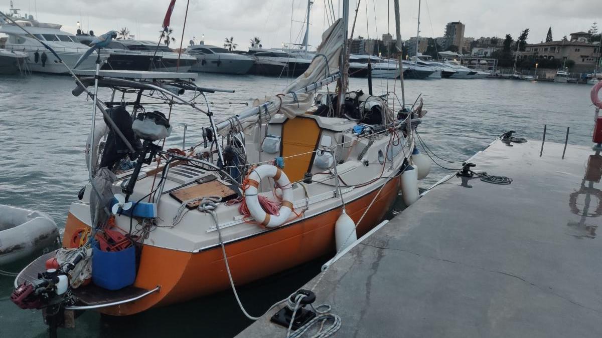 Vor Calanova an die Felsen geschleudert: die Yacht &quot;Hugh&quot;.