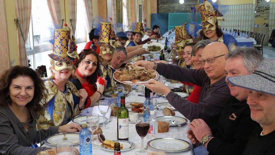 La cachucha fue el plato principal en los restaurante de O Carballiño. // Jesús Regal