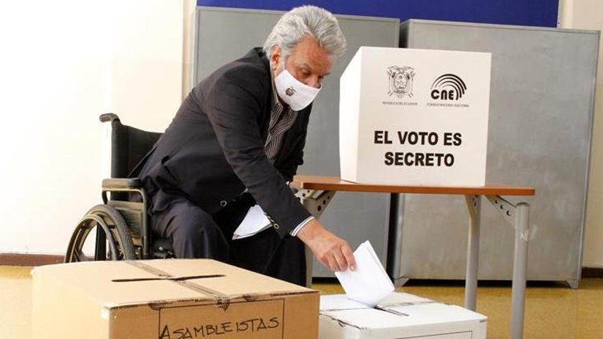 El presidente de Ecuador, Lenín Moreno, participa con su voto en las elecciones generales.