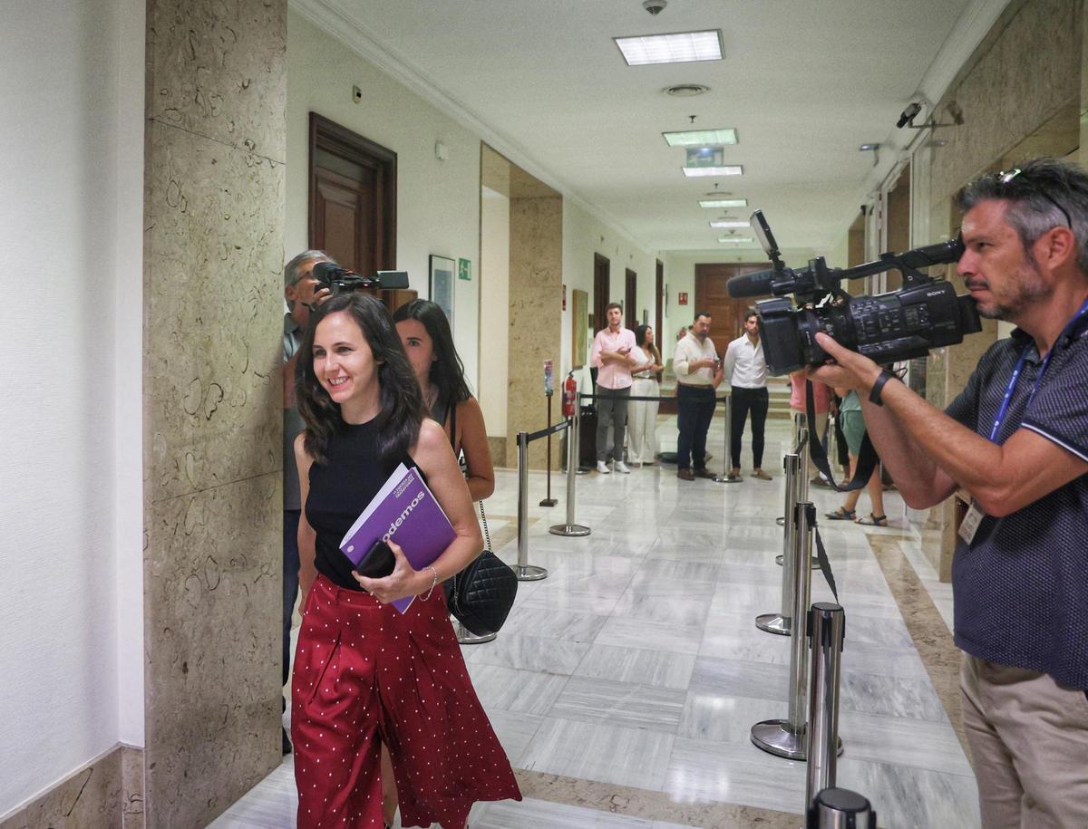 La secretaria general de Podemos y ministra de Derechos Sociales en funciones, Ione Belarra, a su llegada a presentar sus credenciales en el Congreso, a 11 de agosto de 2023, en Madrid (España).