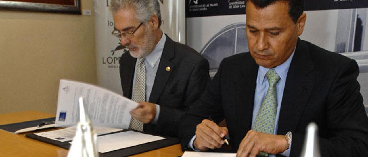 El rector José Regidor (i) y Eustasio López en la firma de un convenio en 2011.