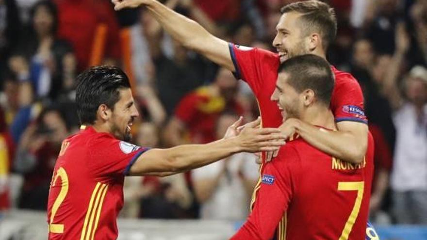 Jordi Alba celebra con Morata y Nolito el tercer gol de España del pasado viernes frente a Turquía.