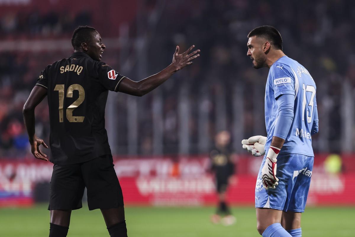 Umar Sadiq y Paulo Gazzaniga discuten durante el partido.