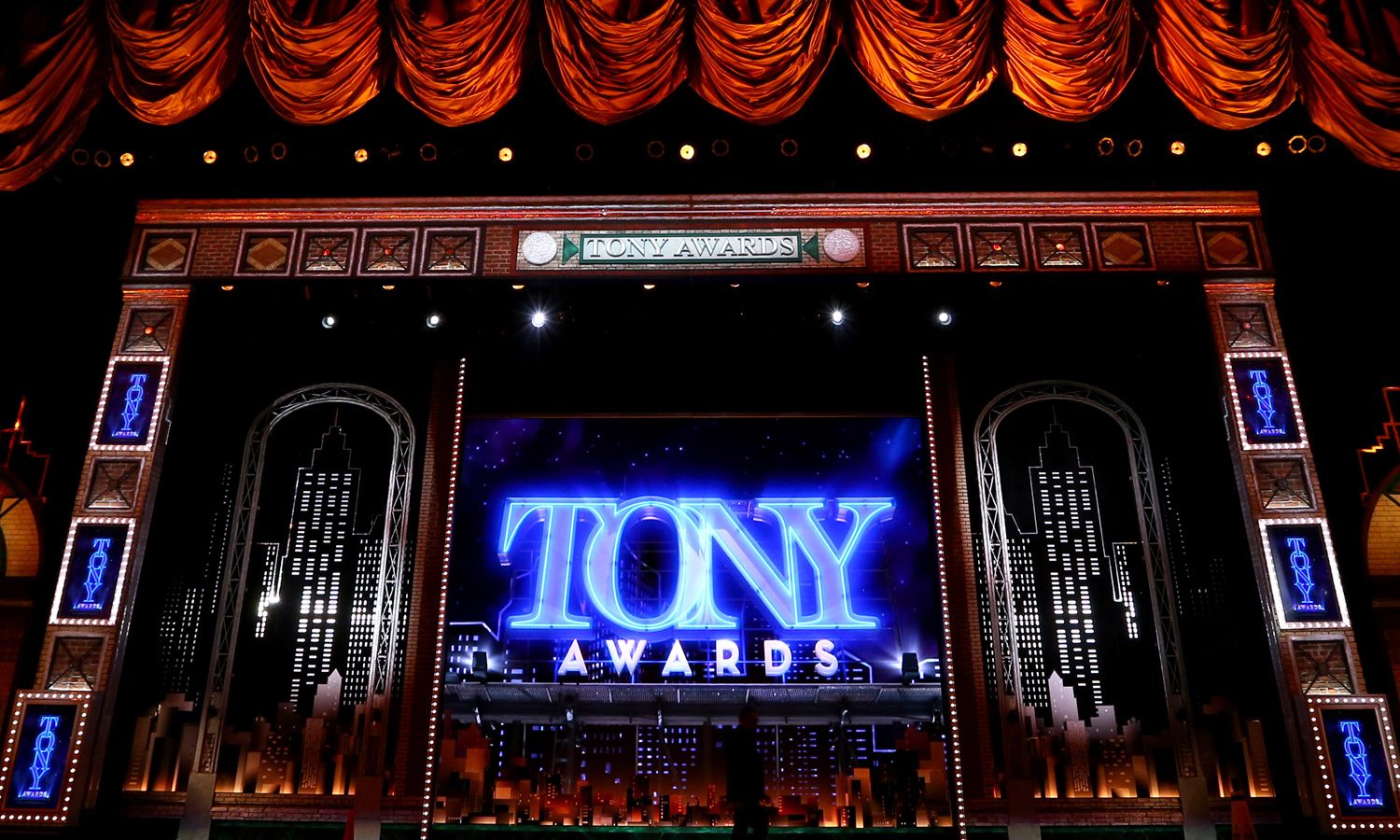 Escenario de la 71 edición de los Premios Tony 2017