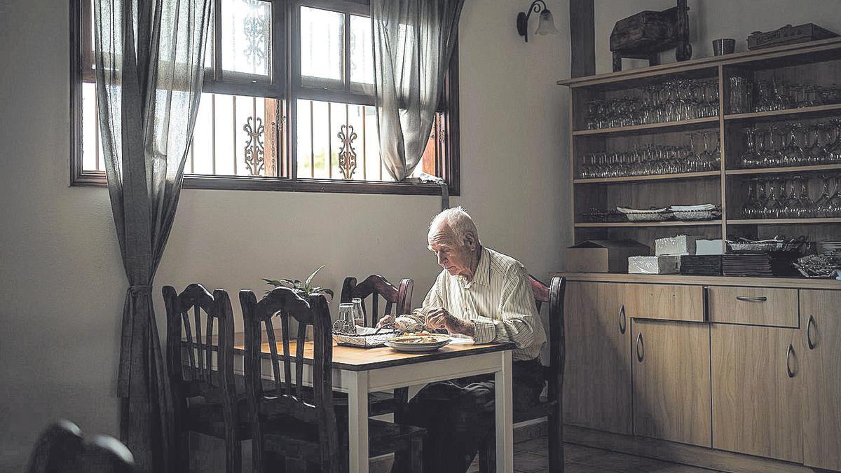 Manuel Morera, vecino de La Laguna, almuerza cada día en silencio en el restaurante Casa Gloría. | |