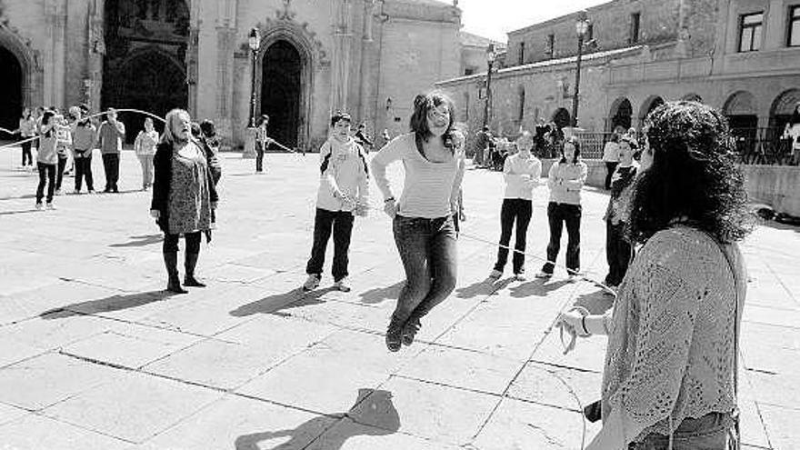 Alumnos de los institutos de La Corredoria y de Ventanielles, saltando a la comba en la plaza de la Catedral.