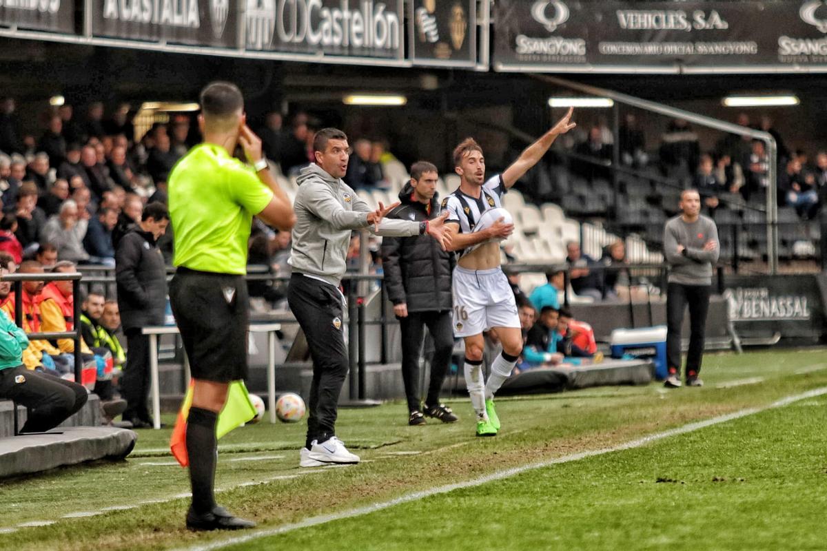 Rubén Torrecilla dirigiendo el partido ante la Real Sociedad B.