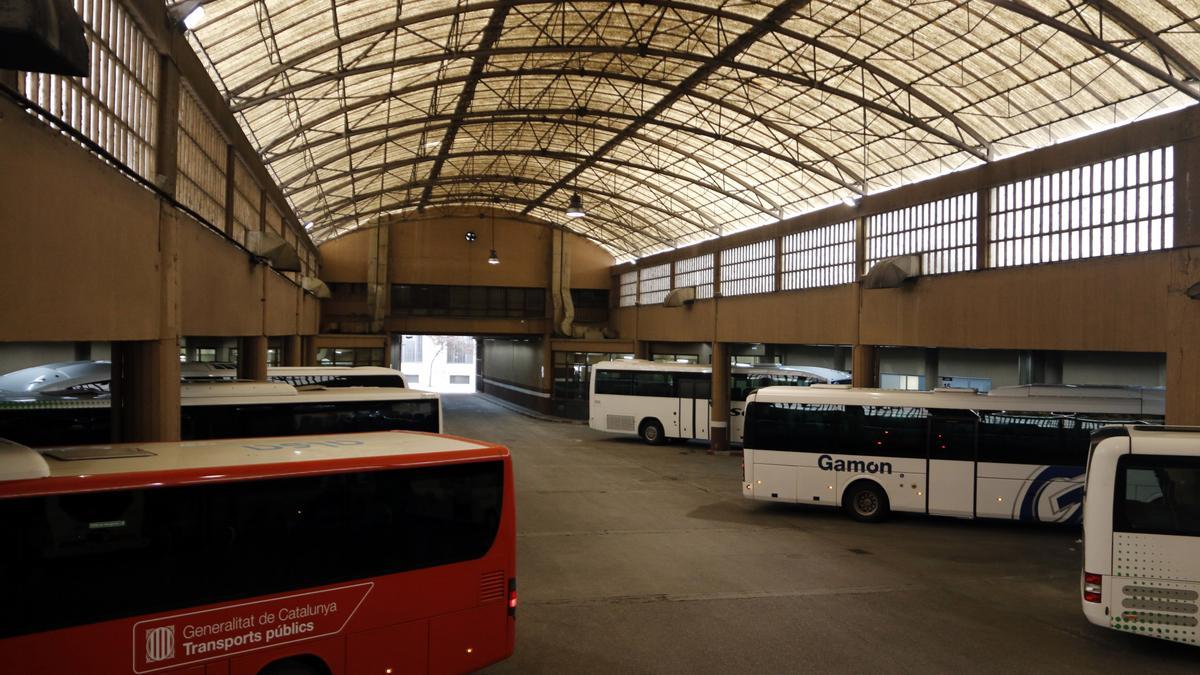 La nau central de l&#039;estació d&#039;autobusos de Lleida amb alguns autocars estacionats a les andanes