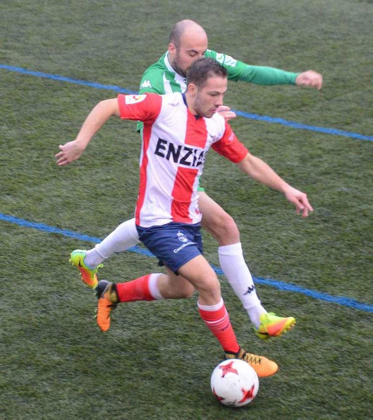 Varo protege el balón ante un jugador del Somozas. // Gonzalo Núñez