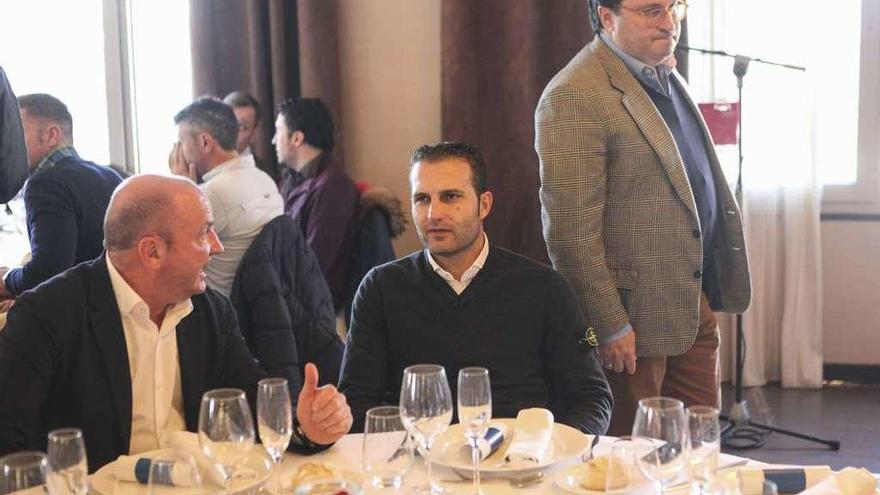 Javier Martínez charla con Rubén Baraja, con Javier Fernández pasando por detrás.