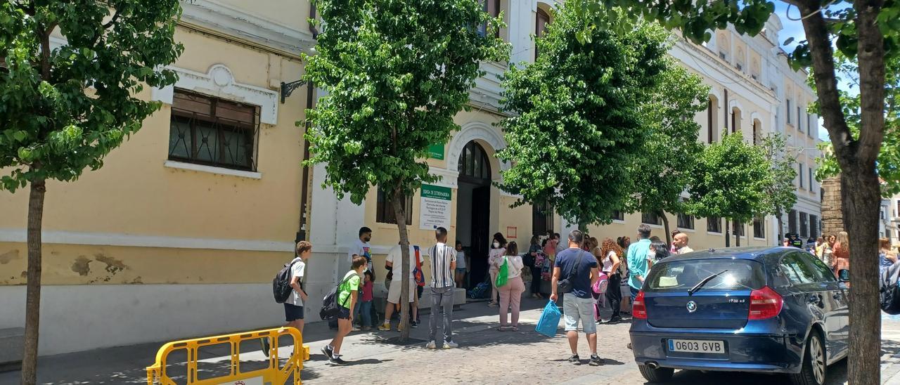 Niños a la salida del colegio Trajano, ayer al mediodía.