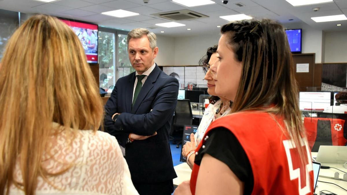 José Miñones, ministro de Sanidad, visita el centro de llamadas de la Línea 024.