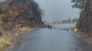 La lluvia comienza a causar estragos en Tenerife: desprendimientos en la TF-21 y algún chubasco torrencial en el norte
