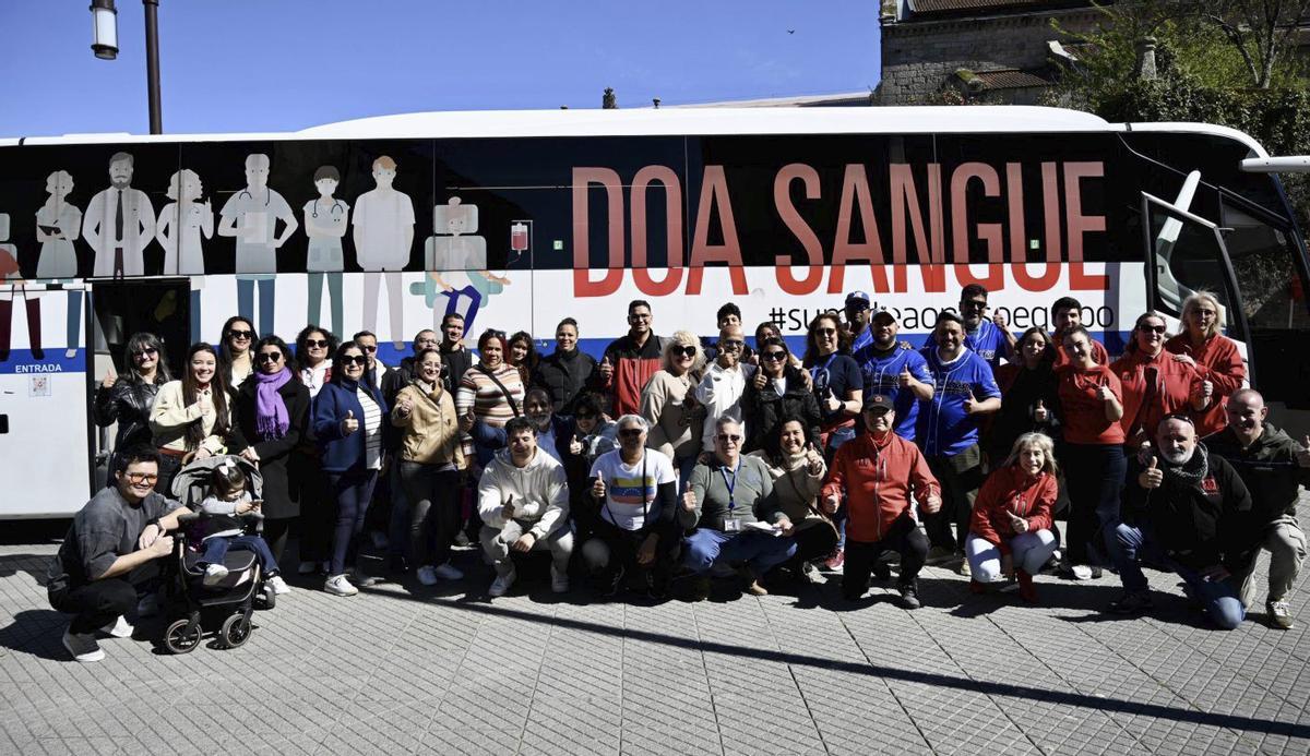 La movilización, impulsada por asociaciones sociales, se celebró en la plaza de Ourense. | RAFA VÁZQUEZ