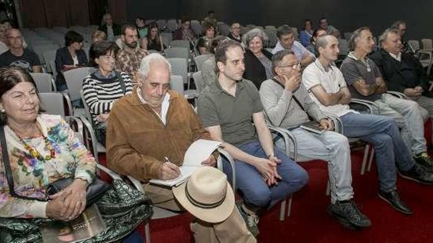 Público, ayer, en el Club Prensa Asturiana .