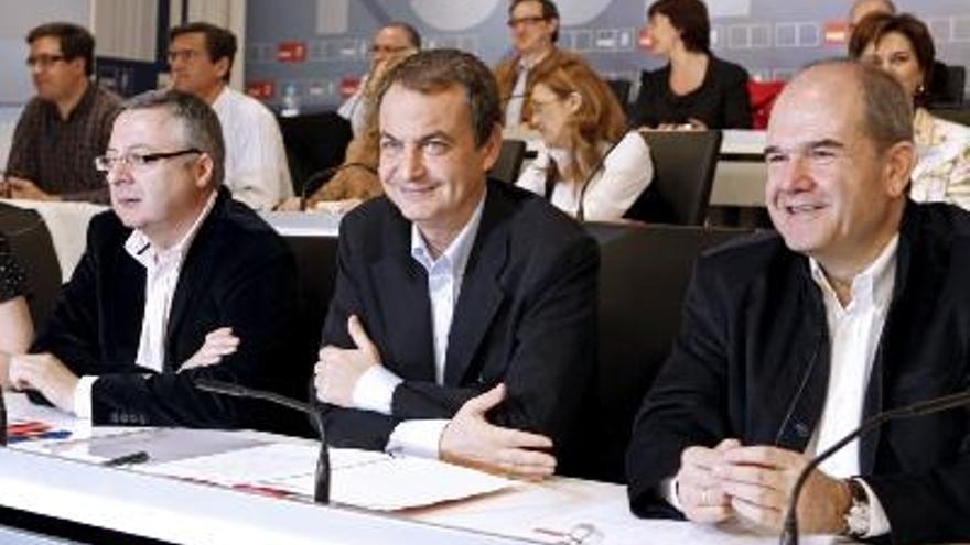 El secretario general del Partido Socialista Obrero Español (PSOE), y presidente del Gobierno, José Luis Rodríguez Zapatero (c); el presidente del la formación, y presidente de la Junta de Andalucía, Manuel Chaves (d), y el secretario de Organización, José Blanco (i), al inicio del Comité Federal del partido, que se ha celebrado esta mañana.