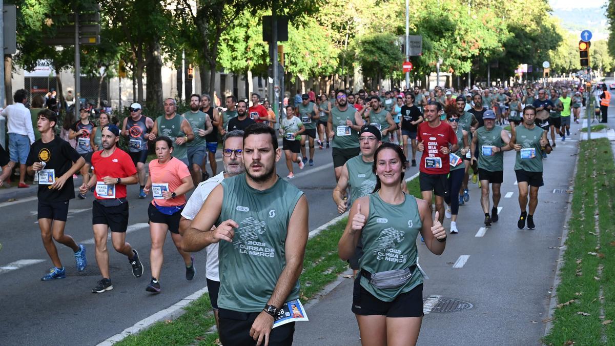 Los participantes llegando al Arco del Triunfo