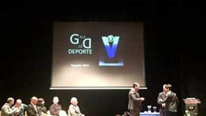 Vegadeo rinde homenaje a sus deportistas en su recuperada gala