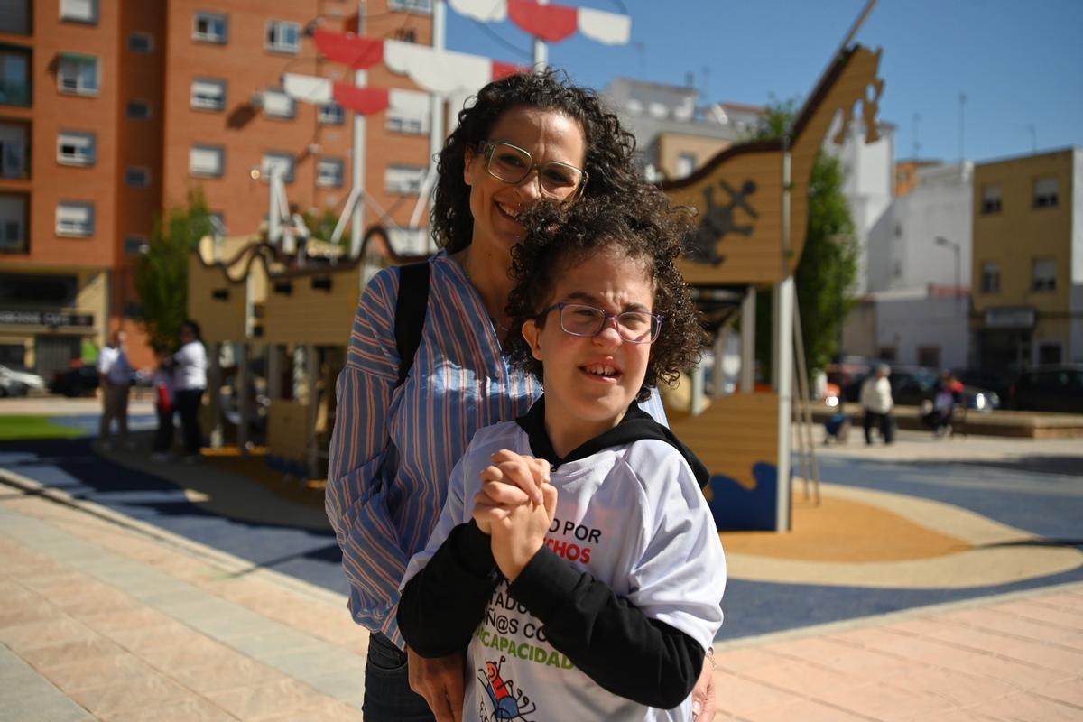 Cristina y Lucía, de quince años. Lucía tiene una enfermedad rara.