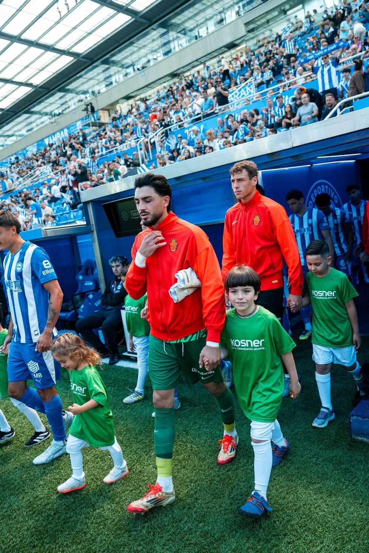 Leo Román y David López, momentos antes del Alavés-Mallorca, en Mendizorroza.
