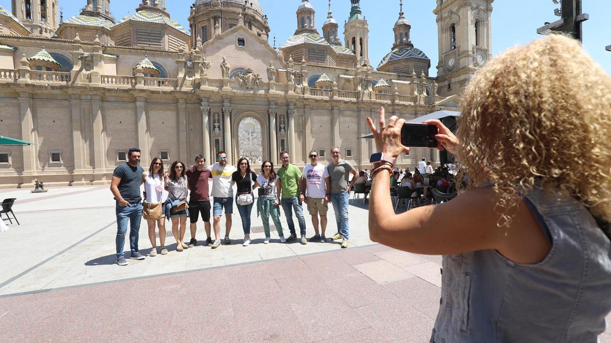 Un grupo de turistas se hace una foto en la plaza del Pilar.