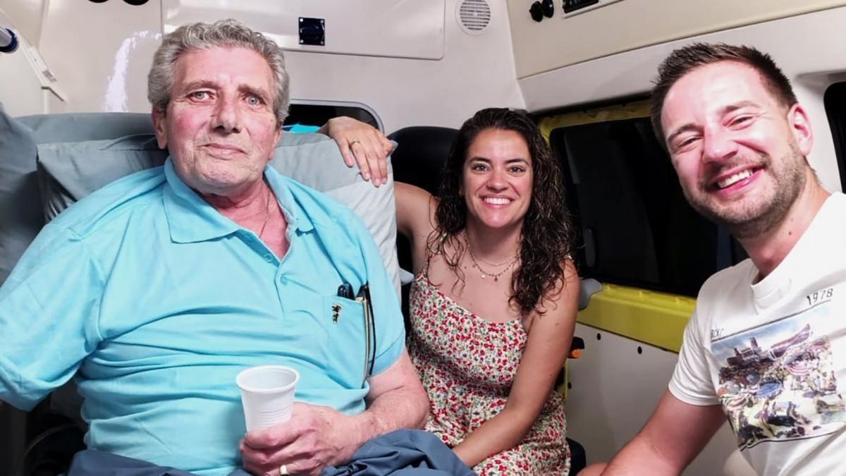 Juan, junto a la doctora Araceli Sánchez y el enfermero Ernesto Pascual, en la ambulancia camino a Sevilla.