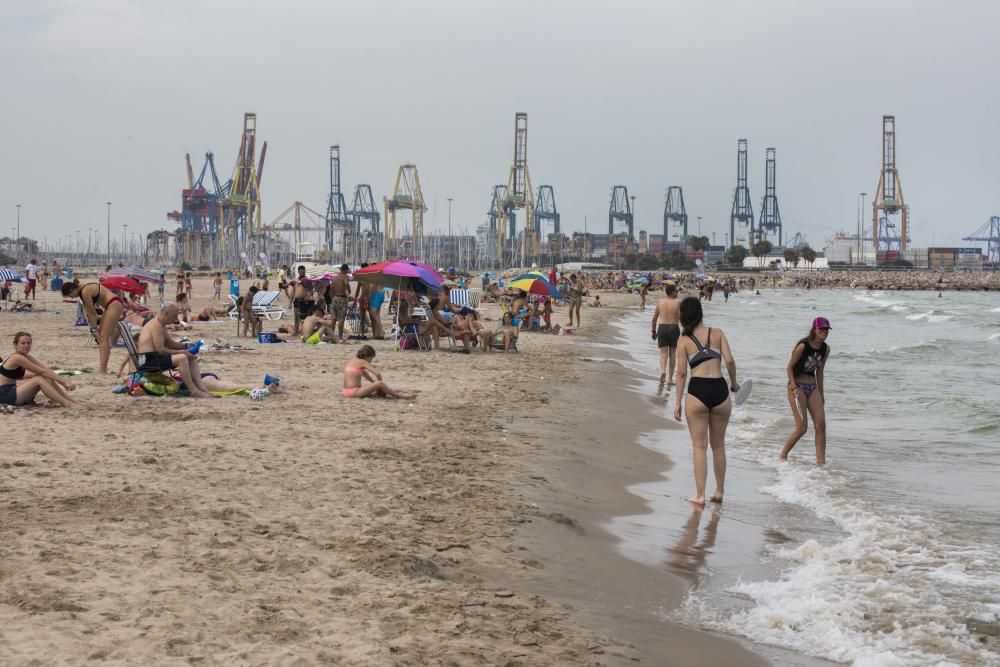 El Ayuntamiento pone la bandera roja en la playa de Pinedo