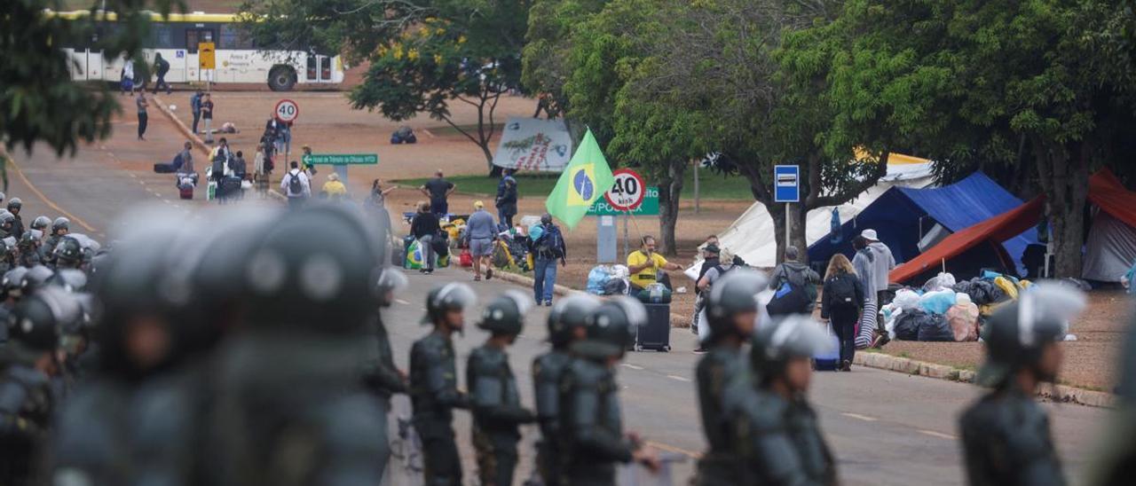 Simpatizantes de Bolsonaro levantan sus campamentos en las inmediaciones de Brasilia.