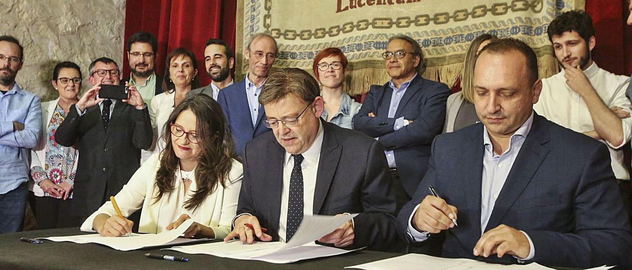 Mónica Oltra, Ximo Puig y Rubén Martínez Dalmau rubrican el Botànic II, en junio de 2019.