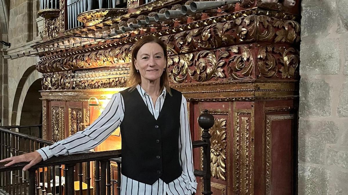 Susana García Lastra, ante el órgano de Valdediós.