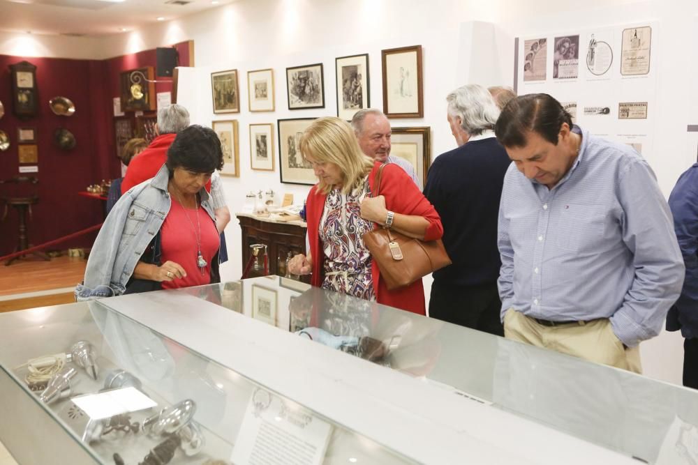 Inauguración de la exposición del psicoesteta Ramiro en la sala de exposiciones de Caja Rural