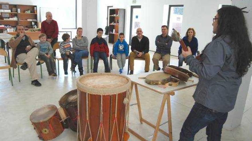 Pau Mir muestra algunos instrumentos basados en el cuero a los participantes.