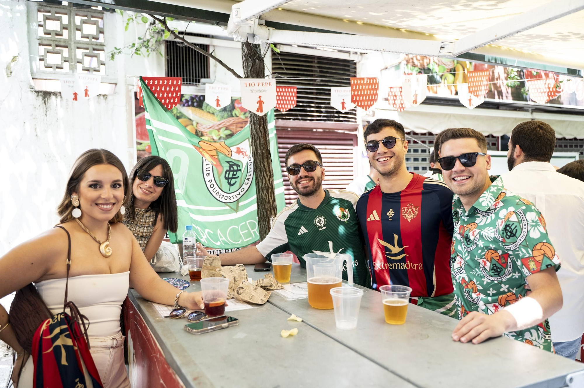 Fotogalería | Ambiente en la Feria de Día de Cáceres marcado por el partido del Cacereño: búscate en las imágenes