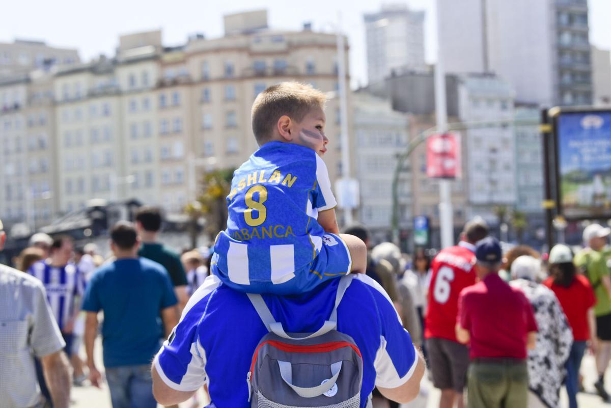 La afición disfrutó de la previa en el entorno de Riazor