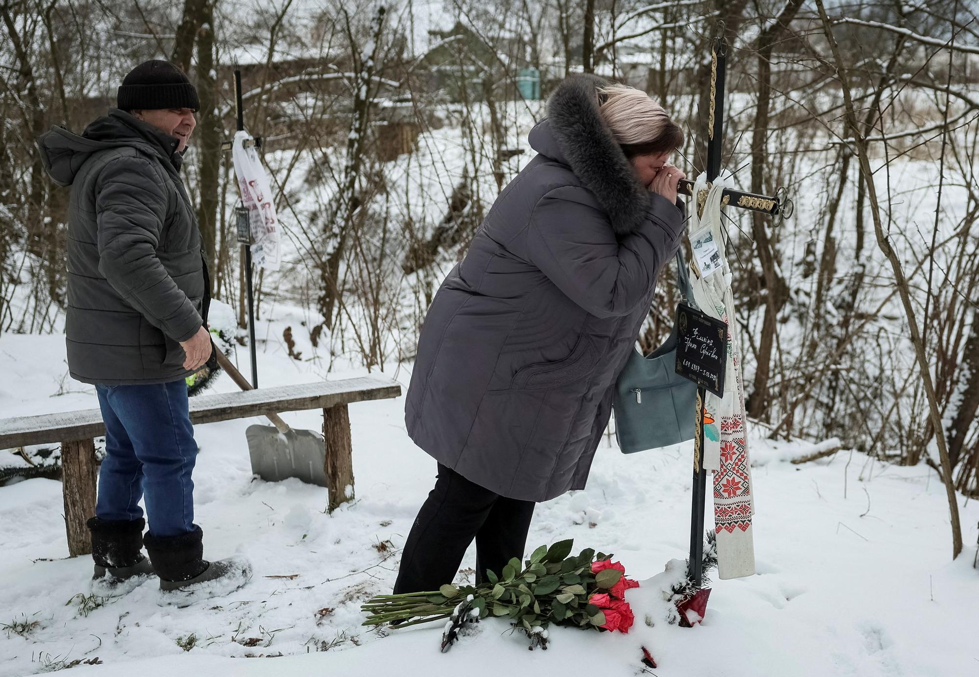 Svitlana Safonova visita la tumba de su hermana Iryna Filkina, que fue abatida por soldados rusos mientras iba en bicicleta por una calle de Bucha.