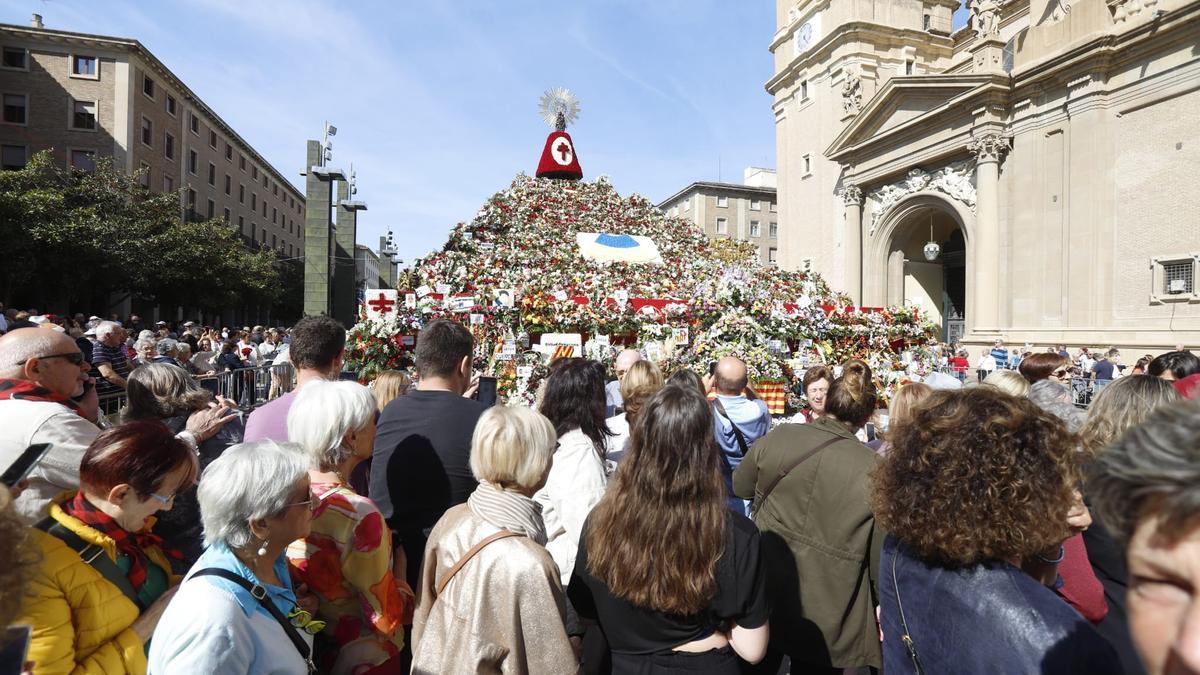 Centenares de personas rodean a la Virgen del Pilar y su manto floral, este jueves