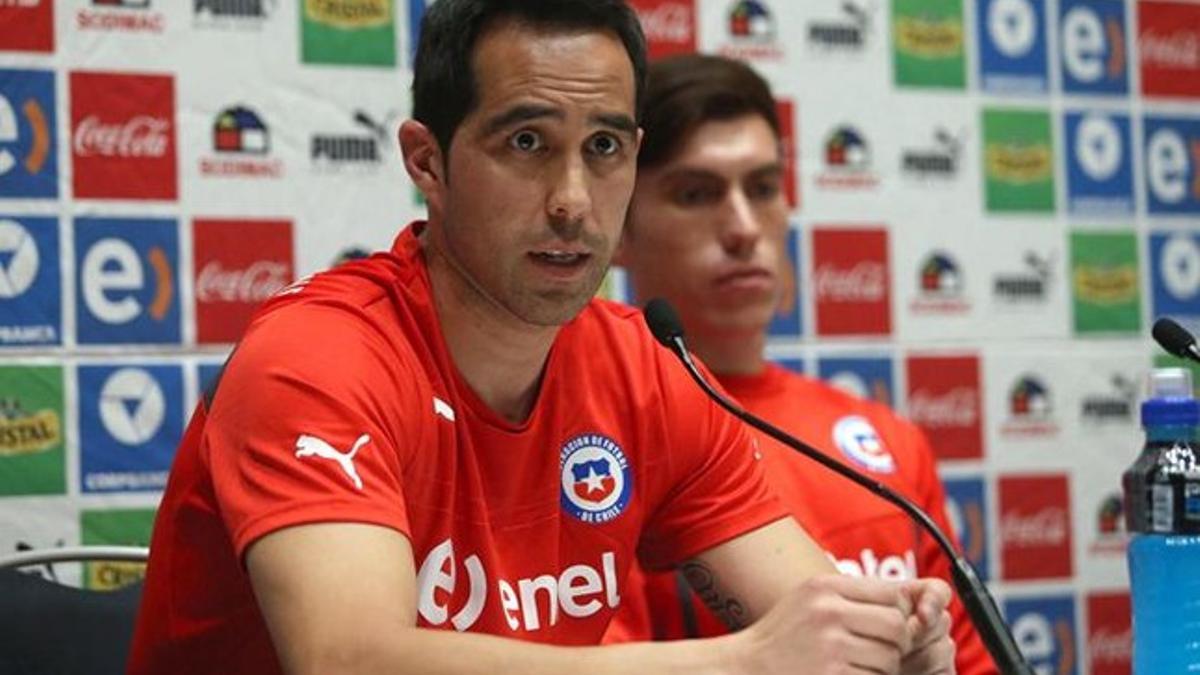 Claudio Bravo dice que aún debe mejorar su nivel