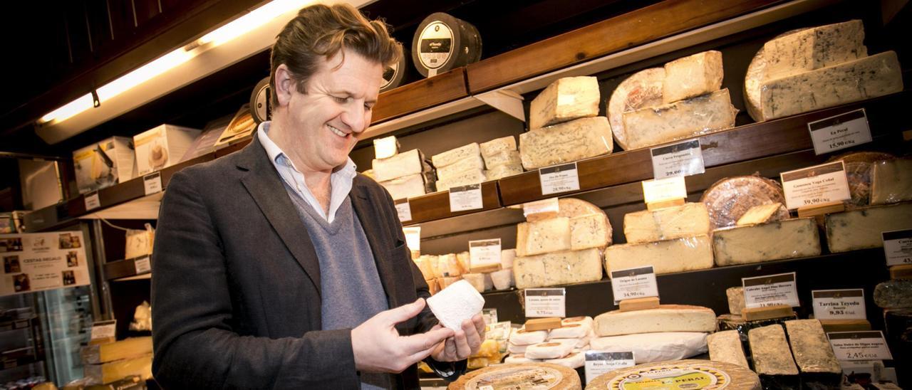 El organizador del World Cheese Awards, John Farrand, durante una visita a Oviedo antes de la pandemia.