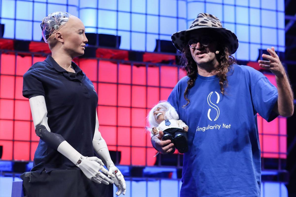 El fundador y director ejecutivo de SingularityNET, Ben Goertzel, habla con el robot humanoide Sophia, durante la Web Summit en Lisboa, el 7 de noviembre de 2017.