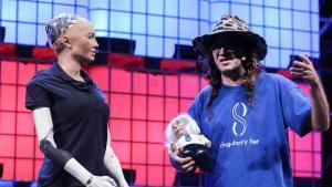 El fundador y director ejecutivo de SingularityNET, Ben Goertzel, habla con el robot humanoide Sophia, durante la Web Summit en Lisboa, el 7 de noviembre de 2017.