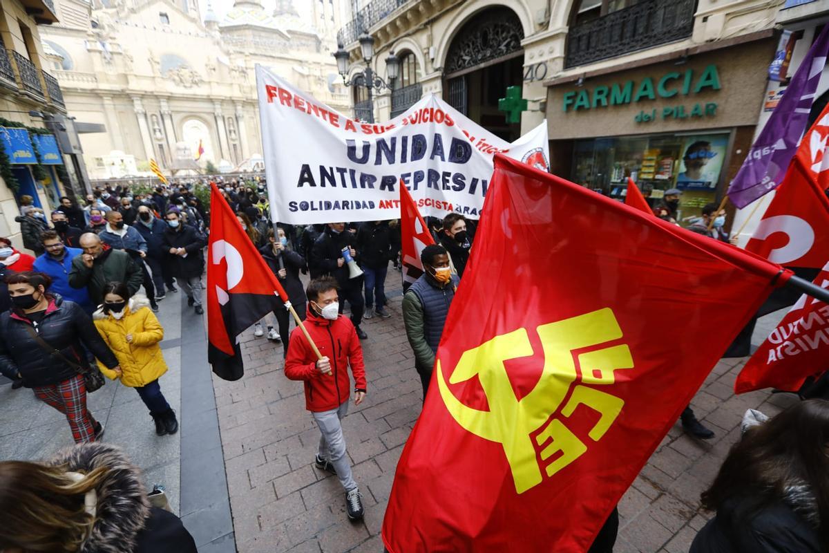 Una bandera del PCE en la manifestación de este sábado.