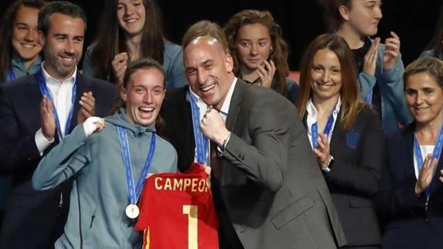 Jana Fernández i la resta de campiones del món sub-17, homenatjades