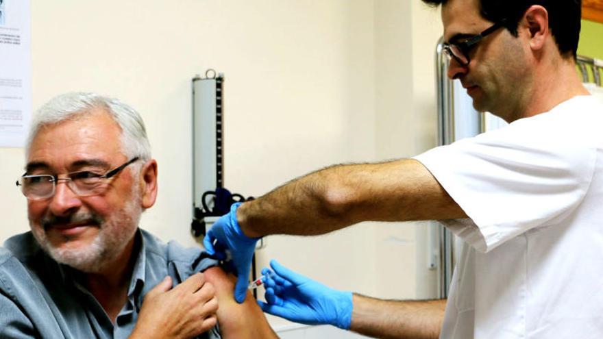 El alcalde de Torrevieja recibe la vacuna antigripal