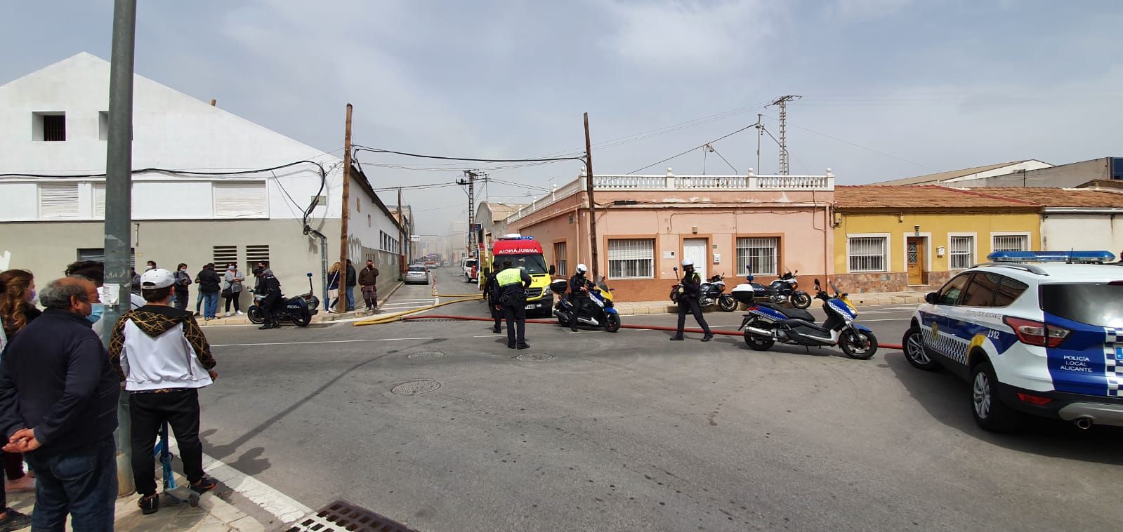 Dos intoxicados en el incendio de un almacén eléctrico en Alicante