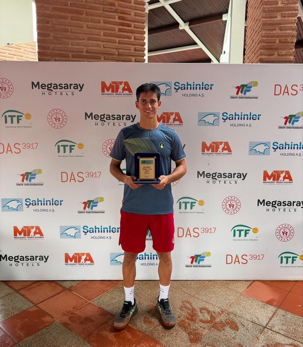 Carlos Sánchez posa con su título ITF en el M15 de Antalya.