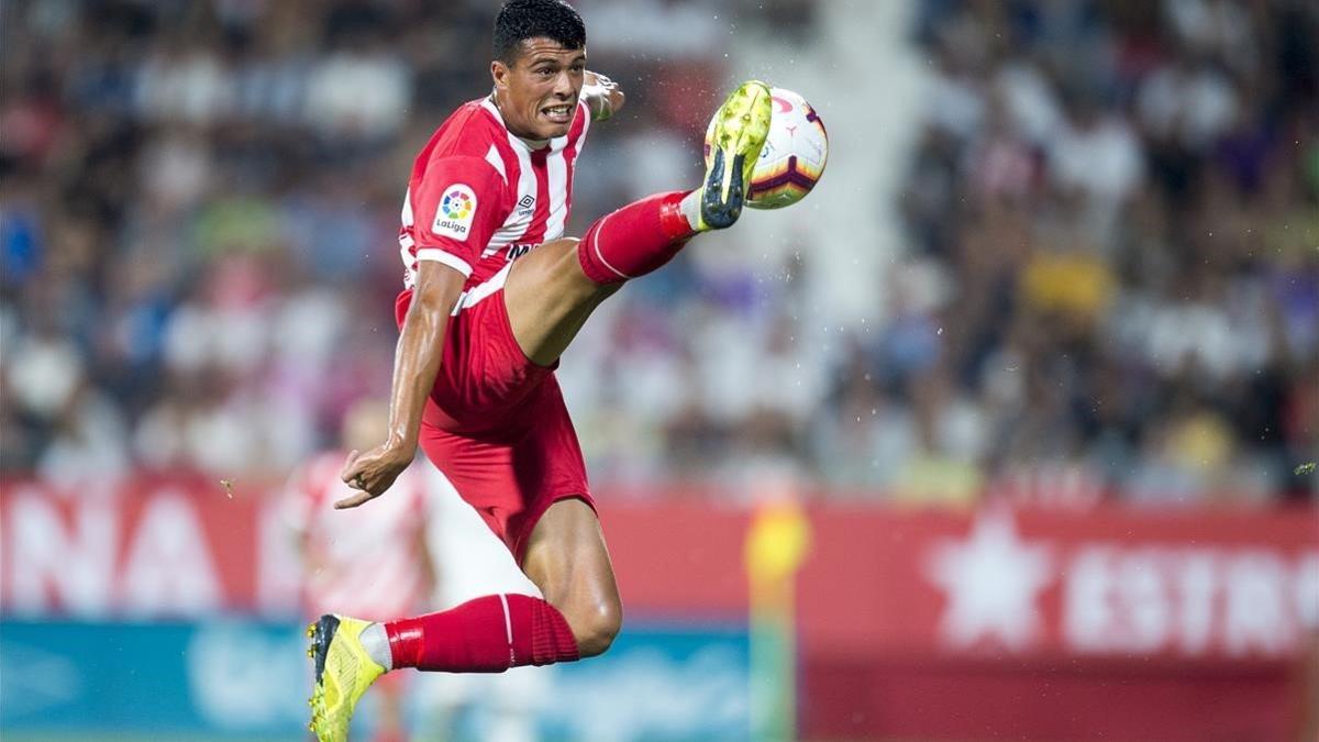 Pedro Porro recupera un balón en el aire en Montilivi durante el Girona-Madrid de Liga.