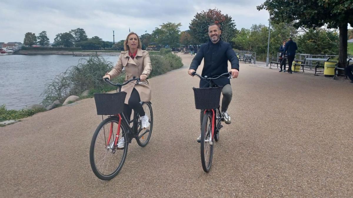 Susana Madera y Ángel García, ayer, montando en bicicleta por Copenhague. | P. T.